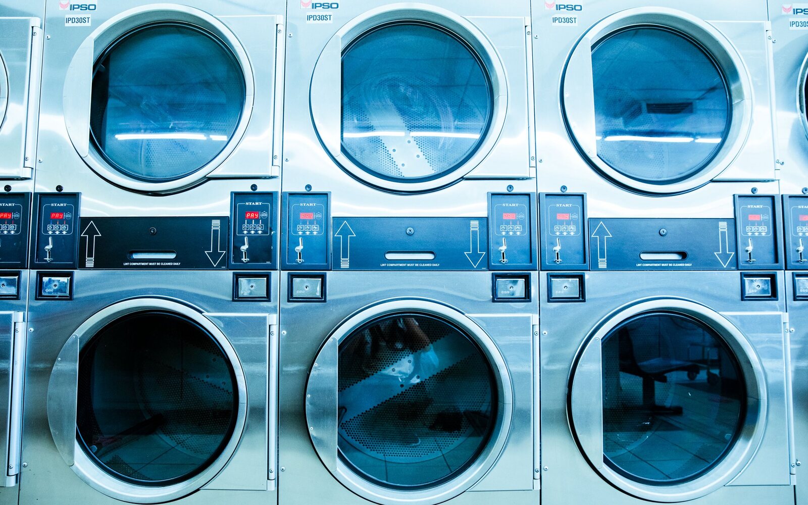 Row of commercial washers in a laundromat financed through Market Capital Lending